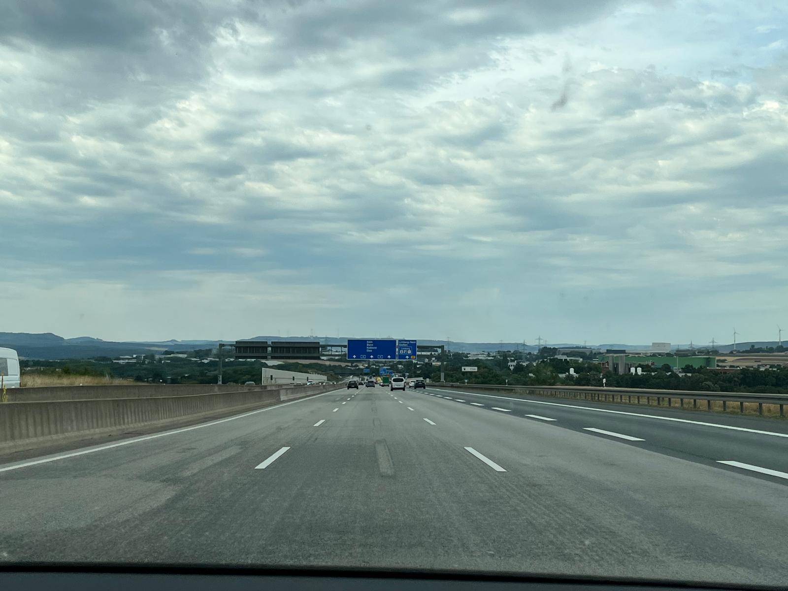 Autobahn, dreispurig, abschüssig